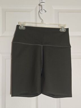Core IO Hunter Green Bike Shorts Stretchy Fabric Wide Waistband Size Medium